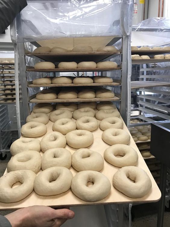 A bakery can make 640 bagels in 4 hours